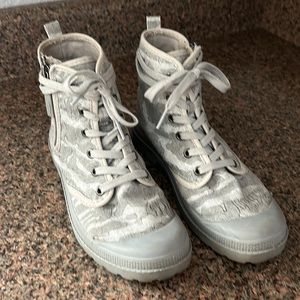 Brand-“Rocket Dog”canvas boots, color is a light camouflage print gray hues (7)